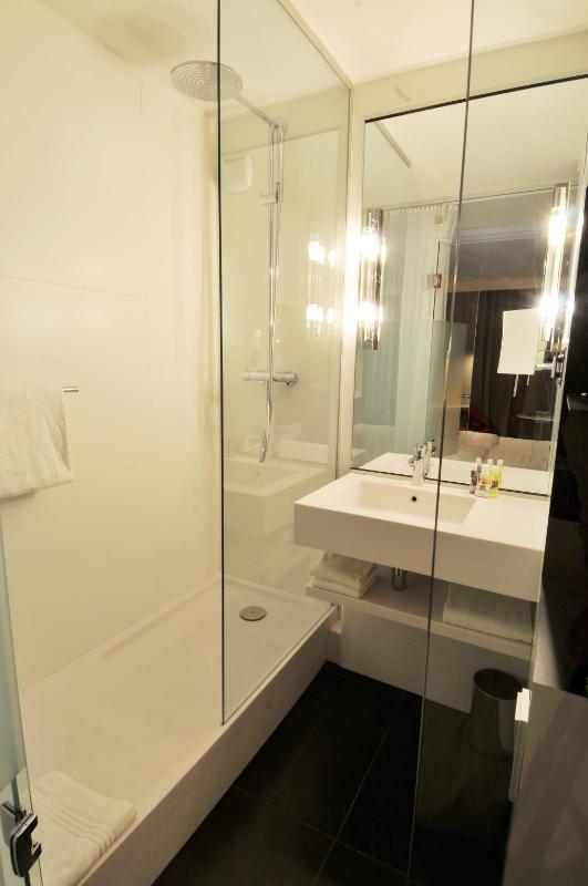 Classic Twin Room image 2