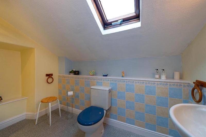 Single Room with Bathroom image 1