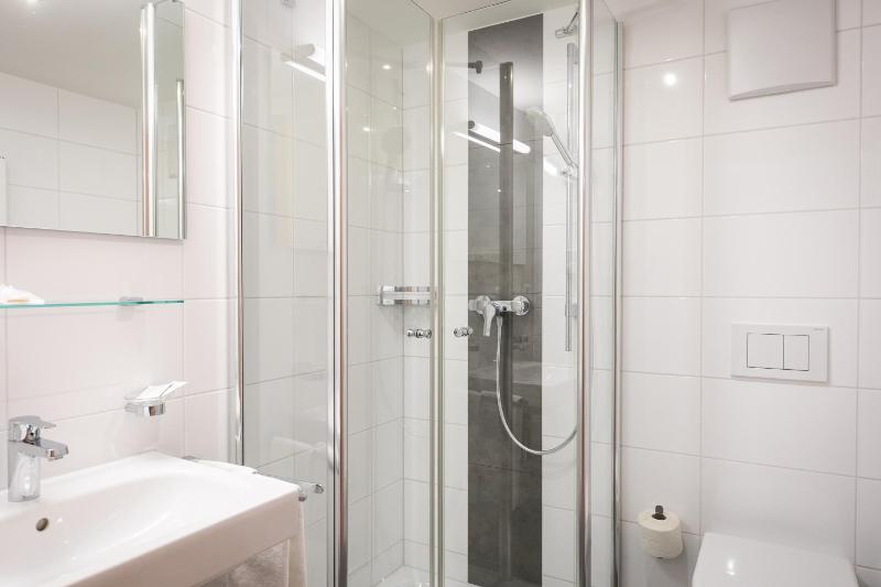 Double Room with Extra Bed image 1