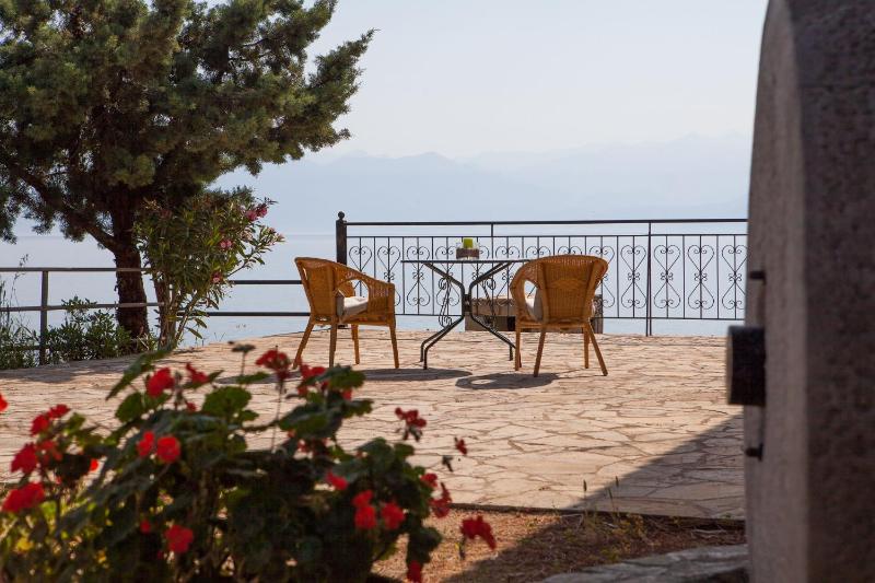 One-Bedroom Villa with Garden or Side Sea View image 2