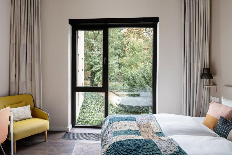 Large Studio with Kitchen image 4