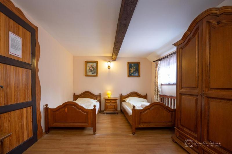 Standard Double Room with Shared Bathroom image 3
