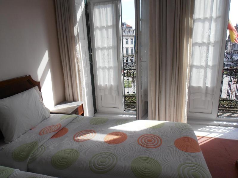 Twin Room with City View image 4