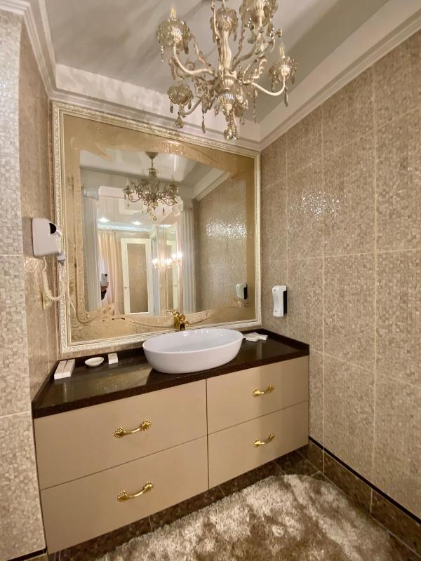 Deluxe King Suite image 3