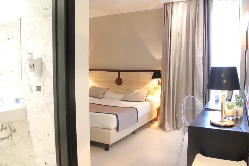 Elegance Small Double Room image 1