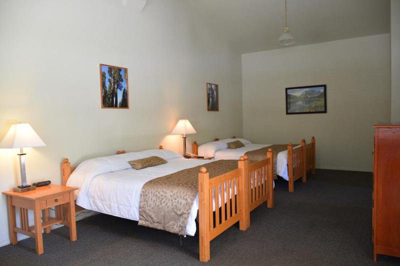 Standard King Room image 3