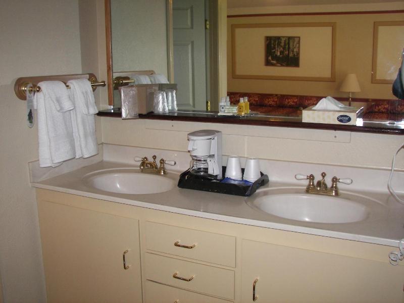 Standard King Room image 2