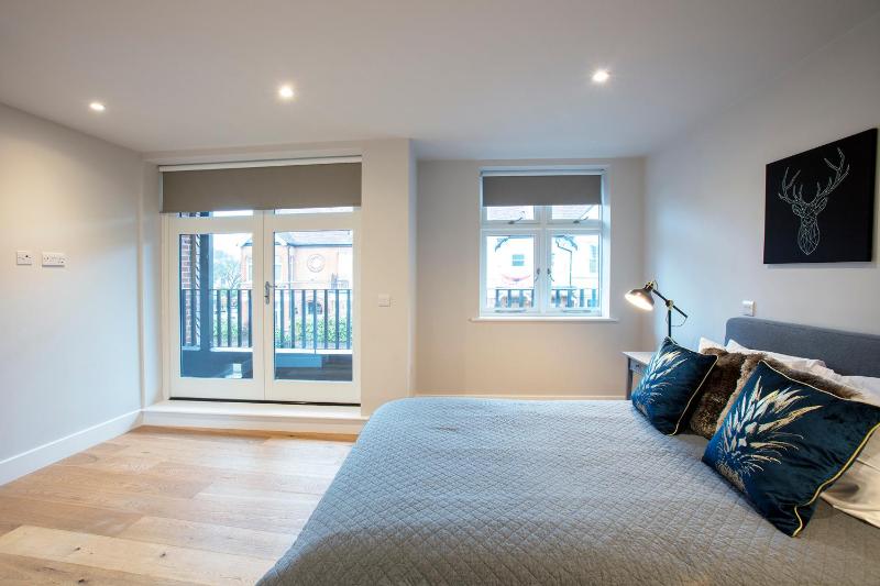 One-Bedroom Apartment image 4