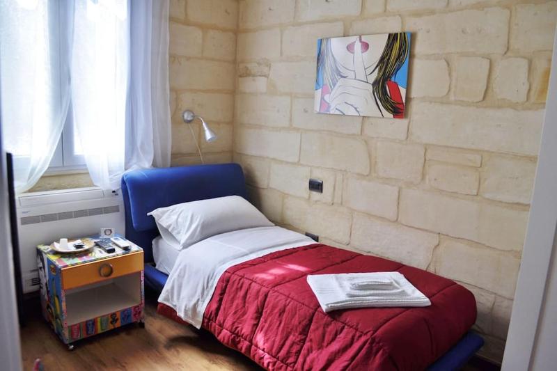 Single Room image 3