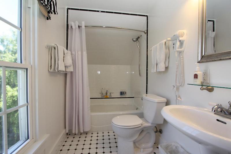 Queen Room image 2
