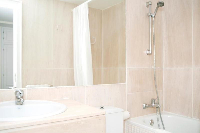 Double Room with Extra Bed image 2