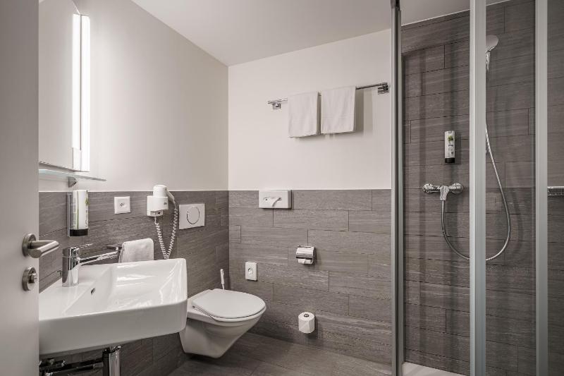 Superior Twin Room with Air Conditioning image 4