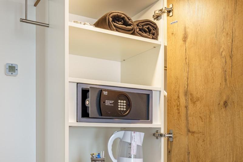 Superior Twin Room with Air Conditioning image 3