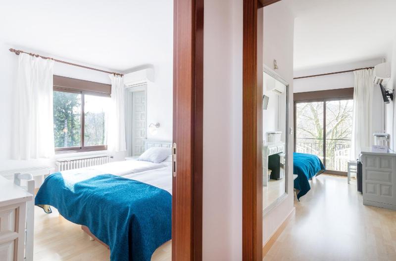 Two Connecting Double Rooms (3 Adults) image 1