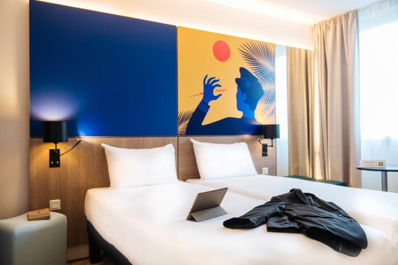 Standard Twin Room image 3