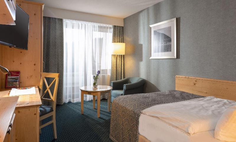 Comfort Single Room with Balcony and Forest View image 4