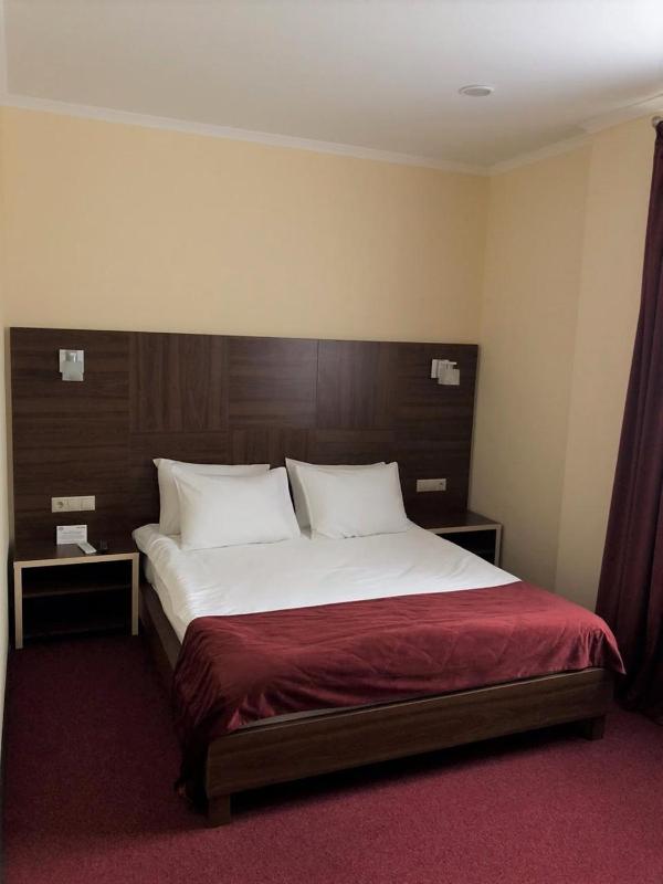 Standard Queen Room image 3