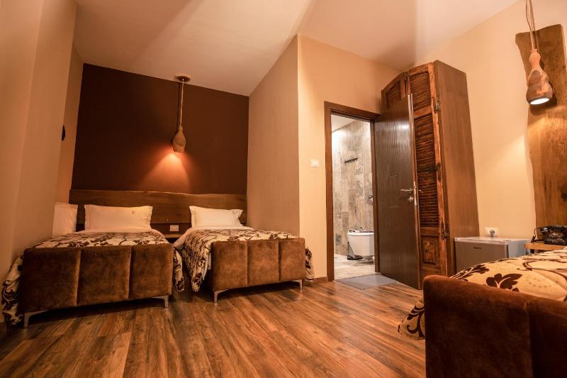 Superior Quadruple Room image 4