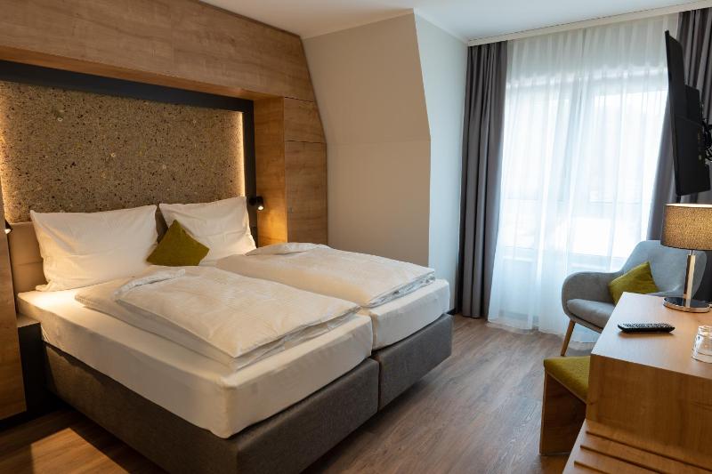 Double Room image 3