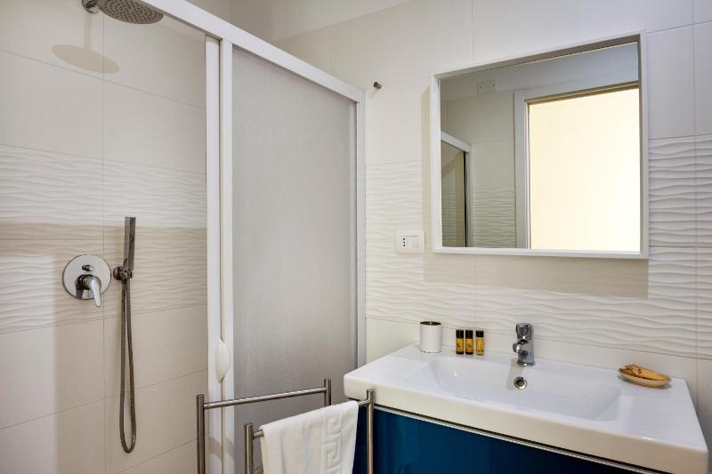 Deluxe Triple Room image 3