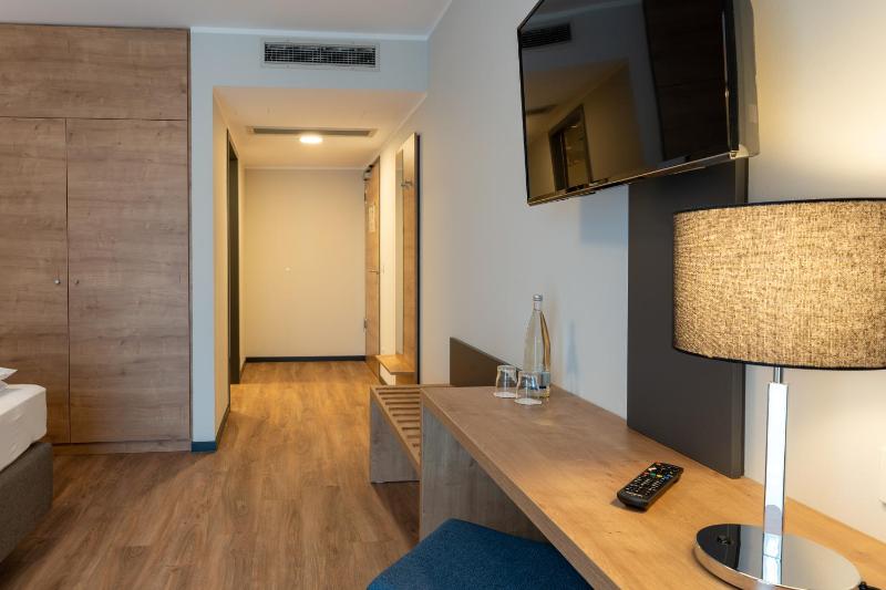 Double Room with Balcony (2 Adults + 1 Child) image 3