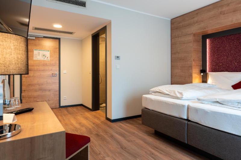 Double Room with Balcony image 4