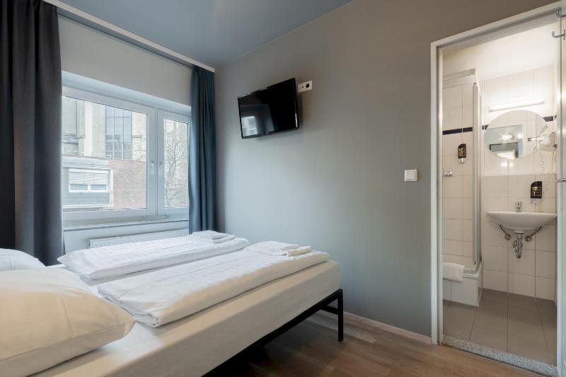 Twin Room image 4