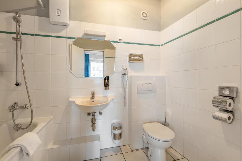 Twin Room image 3