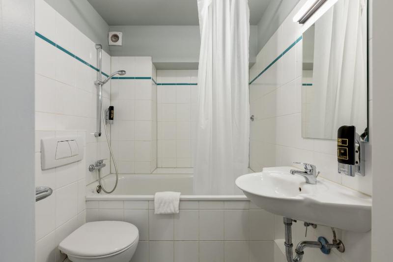 Quadruple Room image 2