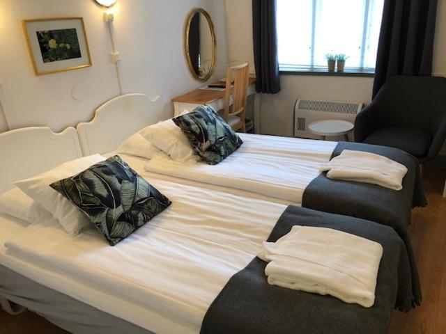 Quadruple Room with two Bathrooms image 2