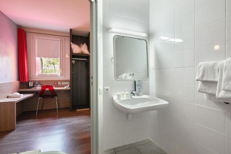 Double Room with 2 Single Beds image 2
