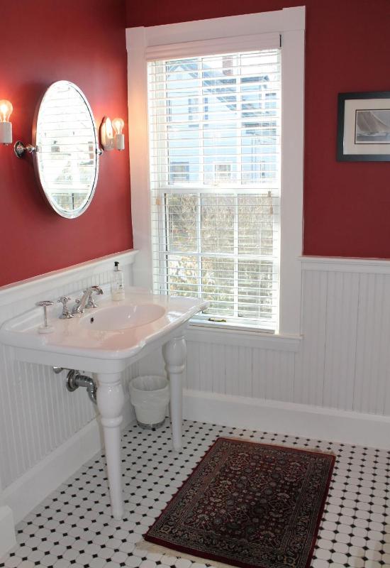 Queen Suite image 2