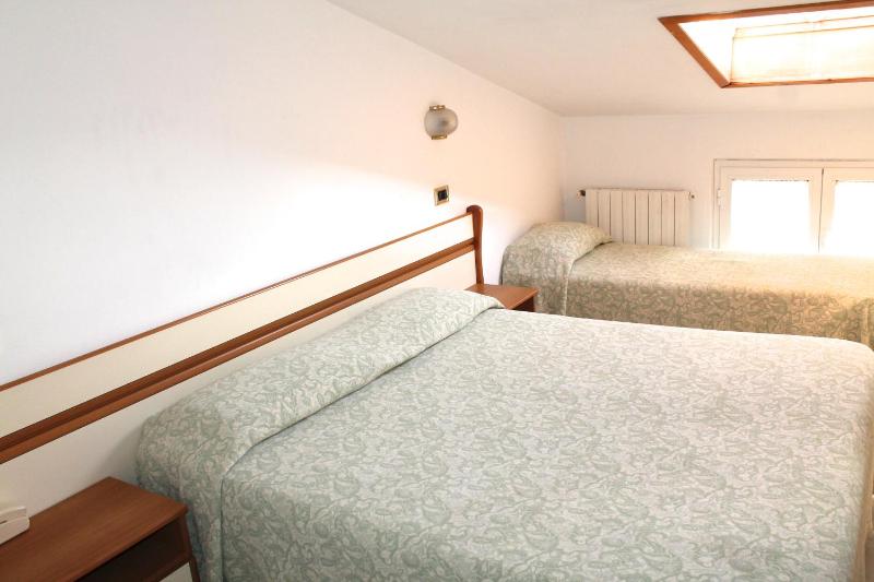 Economy Double Room image 3