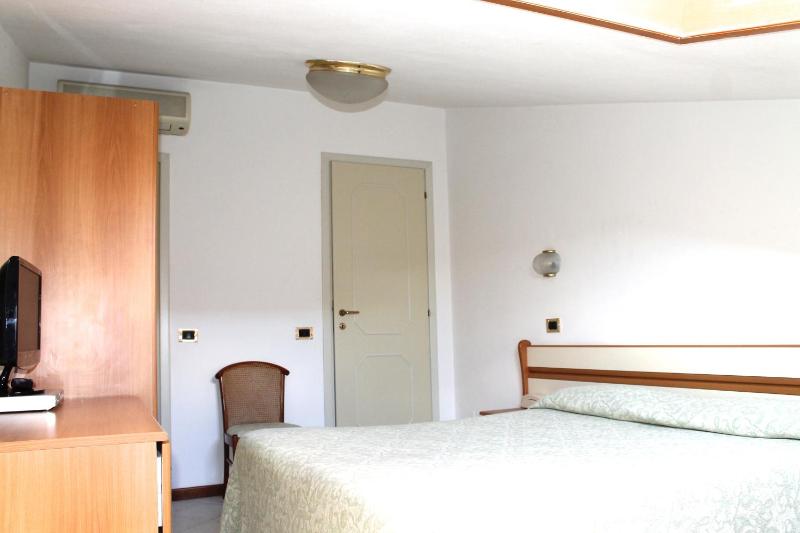 Economy Double Room image 2