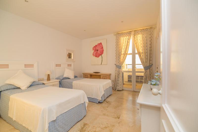 Deluxe Triple Room with Sea View image 2