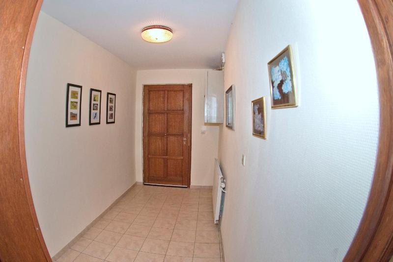 Seven-Bedroom House image 3