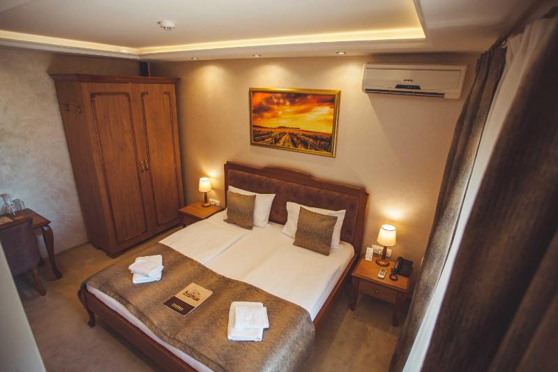 Superior Queen Room image 1