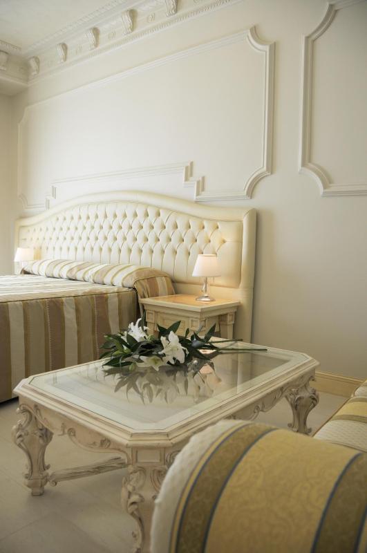 Junior Suite with Front Sea View image 1
