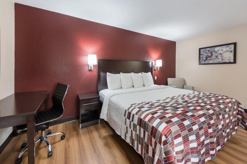 Deluxe Queen Room with One Queen Bed - Disability Access/Roll-In Shower Smoke Free image 4