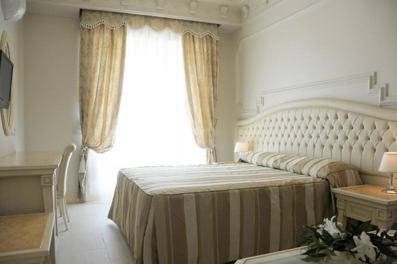 Junior Suite with Front Sea View image 2