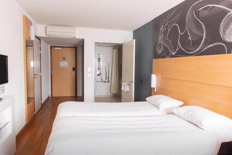 Twin Room image 2
