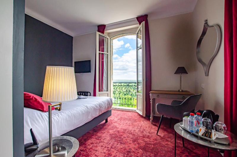 Standard Double Room with River View image 1