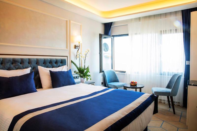 Deluxe Double Room with Sea View image 3