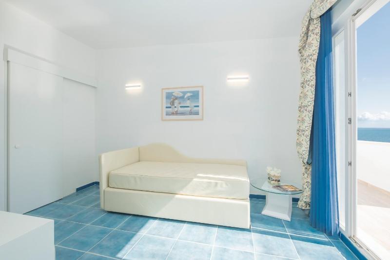 Junior Suite with Sea View image 4