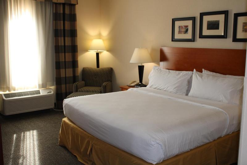 Standard King Room image 4