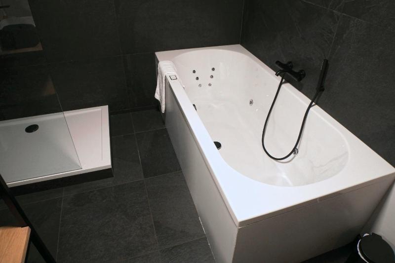 Suite with Whirlpool and Sauna image 4