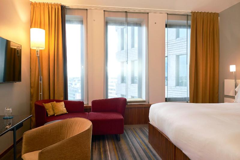 Deluxe Room with Kingsize Bed image 4