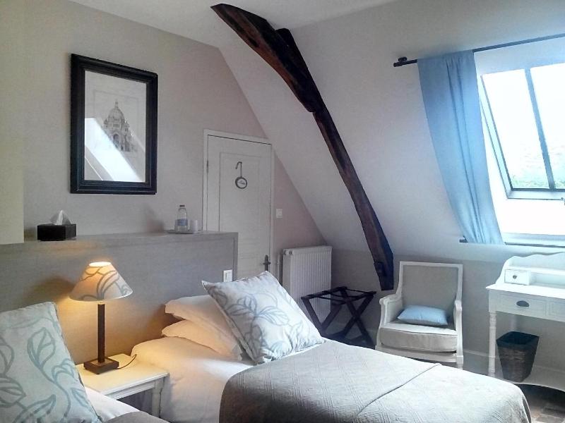 Standard Twin Room image 3
