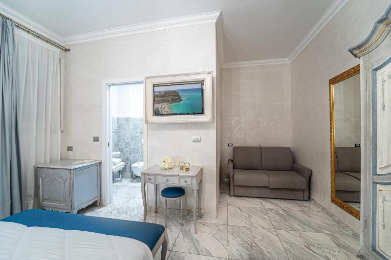 Standard Triple Room image 2