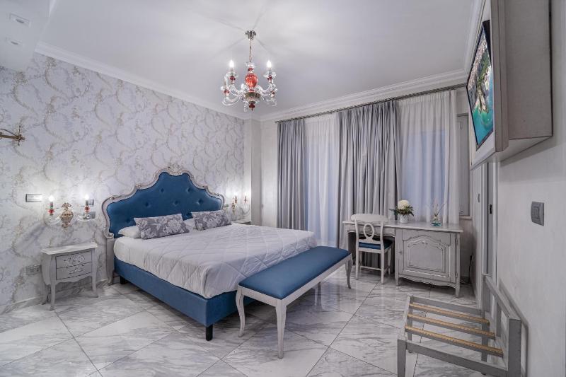 Deluxe Double Room image 4